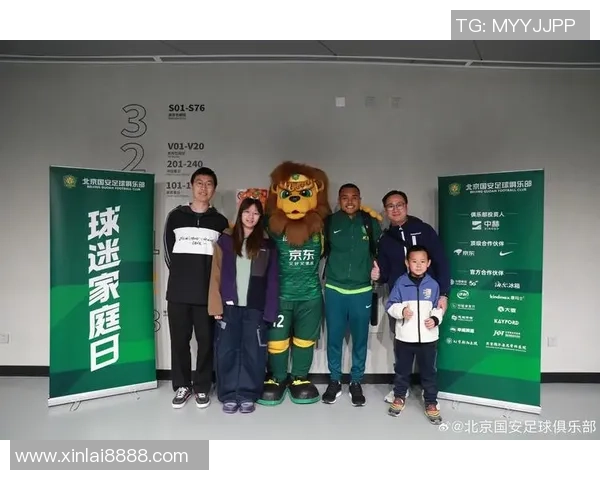 足球明星与俱乐部合影留念展现团队精神与荣耀时刻的精彩瞬间